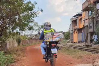Faixa de domínio sendo usado como rua e habitação