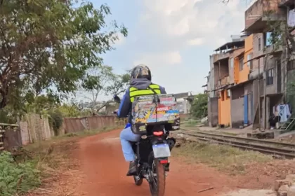 Faixa de domínio sendo usado como rua e habitação